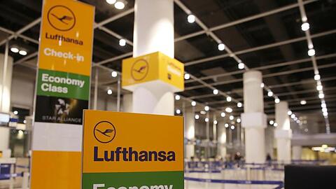 Blick auf einen leeren Lufthansa-Check in-Schalter im Flughafen Düsseldorf.