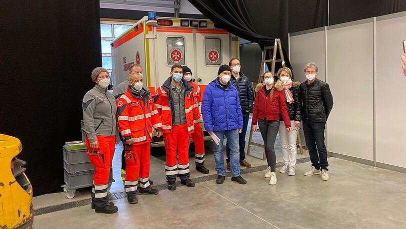 Am 27. Dezember erhielt man in Landshut die erste Lieferung des Impfstoffs. Seither waren mobile Teams in Pflege- und Altenheimen im Einsatz. Eine Schwierigkeit lag vor allem in der Aufbewahrung des Impfstoffs, dessen Kühlkette nicht unterbrochen werden darf. Hierfür wurden extra dafür vorgesehene Kühlboxen angeschafft. Am 27. Dezember erhielt man in Landshut die erste Lieferung des Impfstoffs. Seither waren mobile Teams in Pflege- und Altenheimen im Einsatz. Eine Schwierigkeit lag vor allem in der Aufbewahrung des Impfstoffs, dessen Kühlkette nicht unterbrochen werden darf. Hierfür wurden extra dafür vorgesehene Kühlboxen angeschafft.