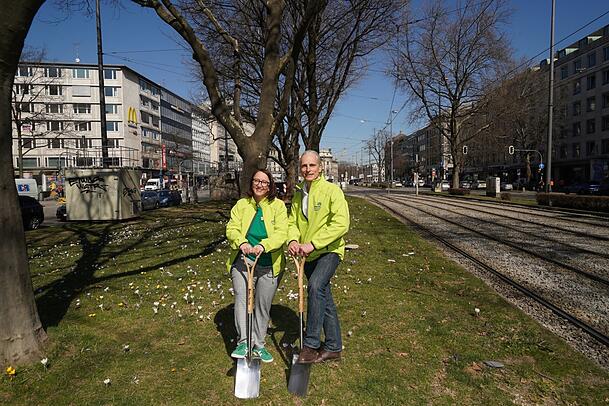 Katharina Horn und Martin Hänsel vom Verein BUND Naturschutz stehen auf dem heutigen Grünstreifen der Sonnenstraße. Katharina Horn und Martin Hänsel vom Verein BUND Naturschutz stehen auf dem heutigen Grünstreifen der Sonnenstraße.