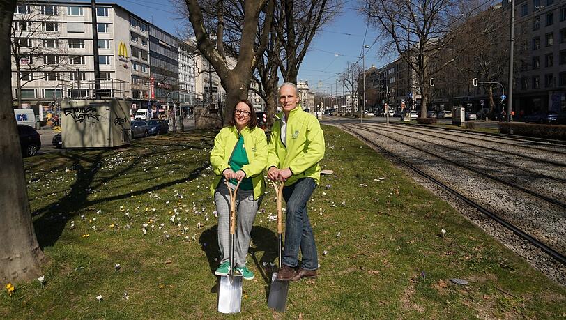 Katharina Horn und Martin Hänsel vom Verein BUND Naturschutz stehen auf dem heutigen Grünstreifen der Sonnenstraße. Katharina Horn und Martin Hänsel vom Verein BUND Naturschutz stehen auf dem heutigen Grünstreifen der Sonnenstraße.