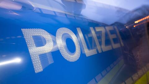 Polizeieinsatz auf der A92: Ein Unbekannter hat ein Sofa auf der Fahrbahn verloren.