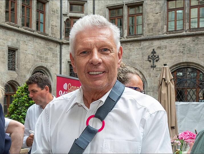 OB Dieter Reiter (SPD) im Juni auf dem Sommerfest der Münchner Innenstadtwirte. Der Oberbürgermeister stylt sich für seine Termine selbst – das verrät er vor Kurzem seinen Followern auf Instagram.