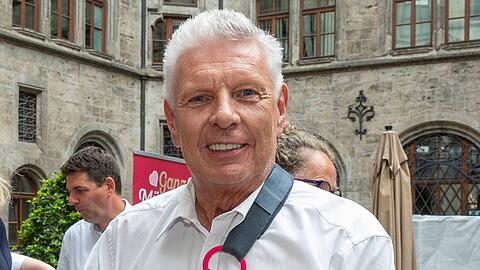 OB Dieter Reiter (SPD) im Juni auf dem Sommerfest der Münchner Innenstadtwirte. Der Oberbürgermeister stylt sich für seine Termine selbst – das verrät er vor Kurzem seinen Followern auf Instagram.