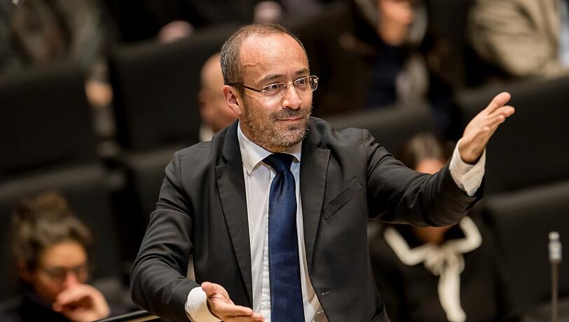 Der Dirigent Riccardo Minasi.