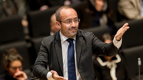 Der Dirigent Riccardo Minasi.