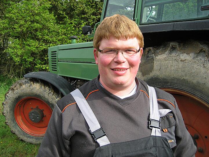 Saarländer Peter ist schüchterner Ackerbauer. Der 30-Jährige lebt auf seinem Hof direkt an der französischen Grenze. Ganz allein bewirtschaftet der Ackerbauer 150 ha Land und arbeitet als Lohnunternehmer für die Bauern der Umgebung, mäht vor allem die Felder. Sein ganzer Stolz sind seine Landmaschinen, an denen der 30Jährige bei jeder Gelegenheit herum schraubt. Seit dem Tod seiner Eltern fühlt sich der schüchterne Ackerbauer sehr einsam. "Ich bin seit zwei Jahren ganz allein auf dem Hof und im Haus ist es wirklich absolut still. Keiner wartet auf mich, wenn ich heim komme. Das ist das Schlimmste daran." Peter möchte nicht mehr einsam sein &ndash; er wünscht sich eine liebevolle Partnerin, die Verständnis für seine Arbeit hat. Denn niemals würde der fleißige Landwirt den Betrieb, den seine Eltern aufgebaut haben, aufgeben. Die Frau an Peters Seite sollte zwischen 25 und 30 Jahren alt, liebevoll, treu und naturverbunden sein. Der größte Wunsch des einsamen Bauern sind eigene Kinder. Seine Traumfrau kann gerne ein eigenes Kind mitbringen, denn in seinem Haus und in seinem Herzen ist genügend Platz.