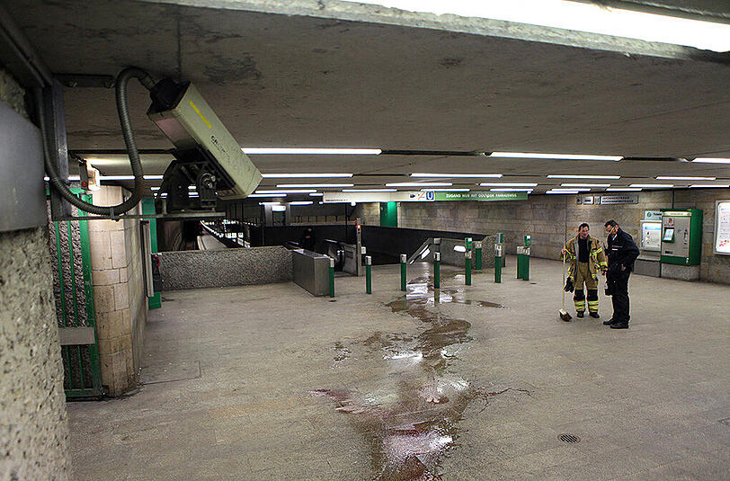 Einsatzkräfte von Feuerwehr und Polizei stehen am 01.02.2015 hinter einer Blutspur im Verteilergeschoss der U-Bahnstation an der Jakobinenstraße in Fürth. (Archivbild)