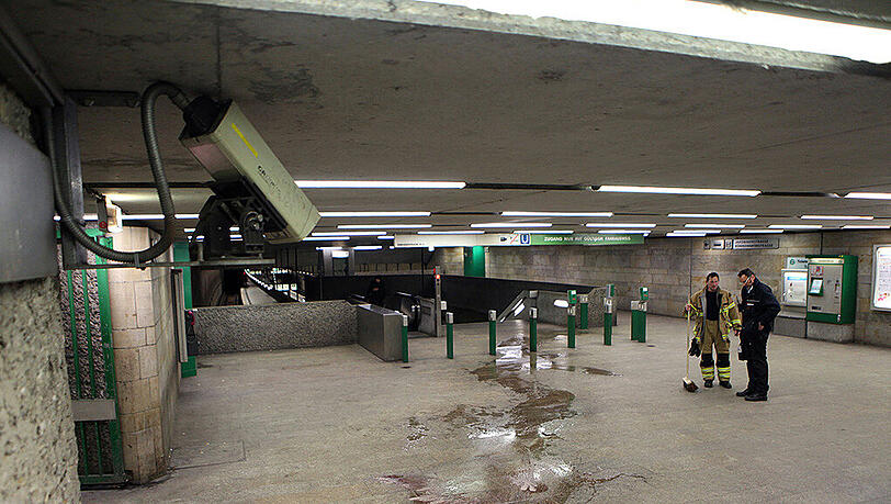 Einsatzkräfte von Feuerwehr und Polizei stehen am 01.02.2015 hinter einer Blutspur im Verteilergeschoss der U-Bahnstation an der Jakobinenstraße in Fürth. (Archivbild) Einsatzkräfte von Feuerwehr und Polizei stehen am 01.02.2015 hinter einer Blutspur im Verteilergeschoss der U-Bahnstation an der Jakobinenstraße in Fürth. (Archivbild)