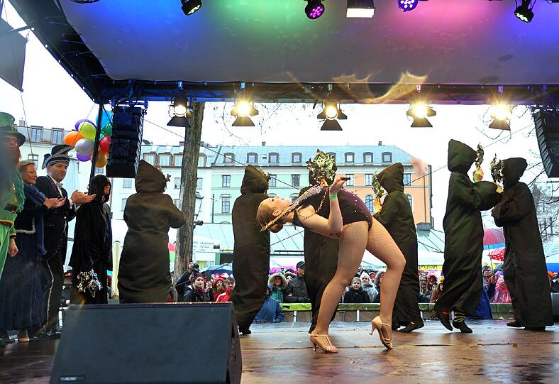 Showacts und Tanz der Marktweiber - hier gibt's die besten Bilder vom Faschingstreiben am Viktualienmarkt.