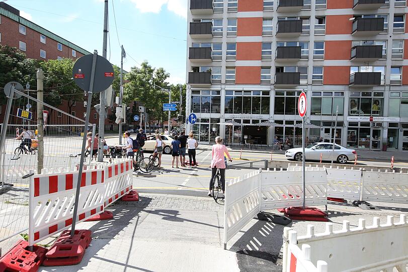 Der Anfang der Steinsdorfstraße an der Ecke zur Ludwigsbrücke &ndash; hier geht&rsquo;s baustellenbedingt gerade ein bisserl chaotisch zu.