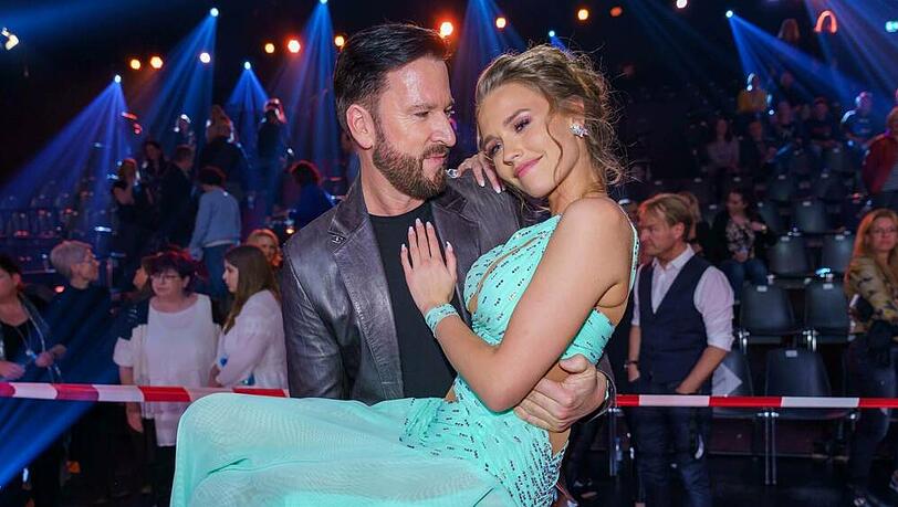 Michael Wendler mit seiner Verlobten Laura Müller hinter den Kulissen von "Let's Dance"