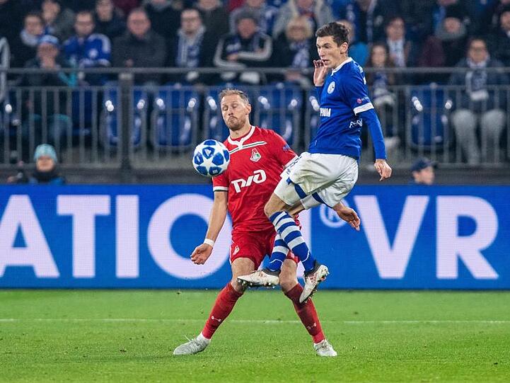 Schalkes Benjamin Goller (r) und Benedikt Höwedes von Lokomotive Moskau kämpfen um den Ball.
