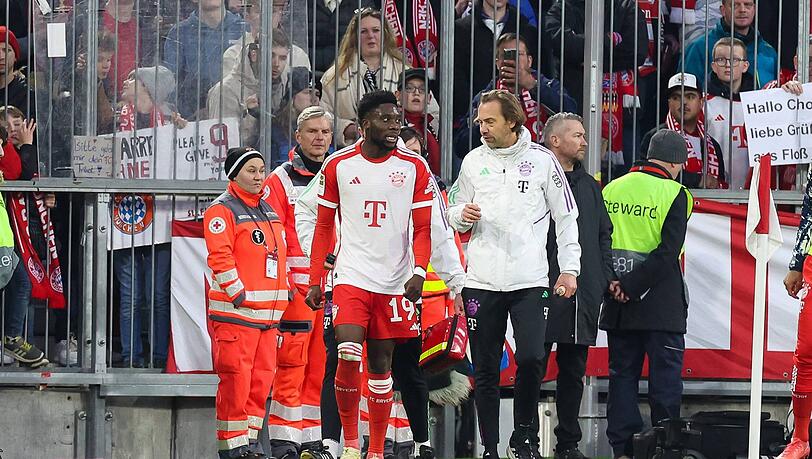 Nur eine Schrecksekunde oder doch mehr? Nach einem Tackling gegen Gladbachs Jordan musste Alphonso Davies verletzt ausgewechselt werden. Thomas Tuchel würden bei einem längerfristigen Ausfall die Worte fehlen.