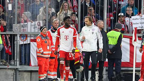 Nur eine Schrecksekunde oder doch mehr? Nach einem Tackling gegen Gladbachs Jordan musste Alphonso Davies verletzt ausgewechselt werden. Thomas Tuchel würden bei einem längerfristigen Ausfall die Worte fehlen.