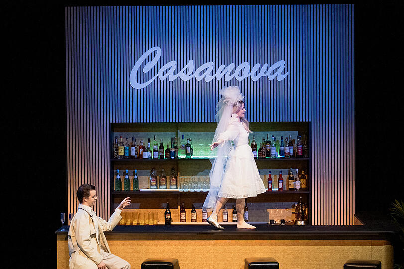 Don Giovanni mit Zerlina in der Bar der Hochschule für Musik und Theater in der Reaktorhalle.