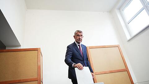 Der Vorsitzende der Oppositionspartei ANO, Andrej Babis, gibt in einem Wahllokal in Ostrava seine Stimme für die Parlamentswahlen ab.