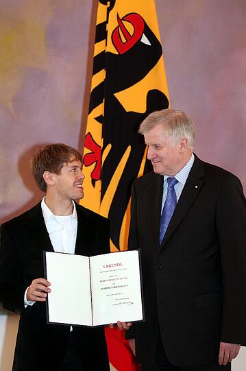 Vettel und Seehofer scheinen sich gut zu verstehen. "Es ist eine große Ehre, hier zu sein," findet der Red-Bull-Raser.