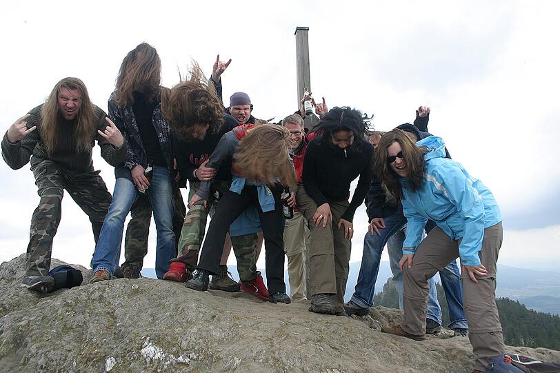 Die Gifpelmosher erklimmen hohe Berge um sie zu bemoshen, denn: &bdquo;Richtig gute Metalmusik ist gigantisch und mystisch &ndash; so wie auch die Berge sind.&ldquo; Die kuriosen Fotos von den Gipfelmoshern.
