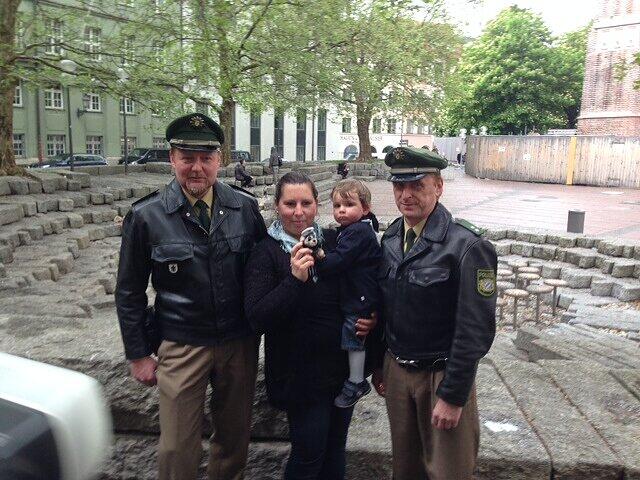 Von links: Polizist Harald Haberl reanimierte den Buben, In der Mitte: Mutter Alexandra Rehlen mit ihrem Buben Gregor (wird im Juni 2). Ganz rechts: Polizist Andreas Simbeck. Er verständigte den Rettungswagen.