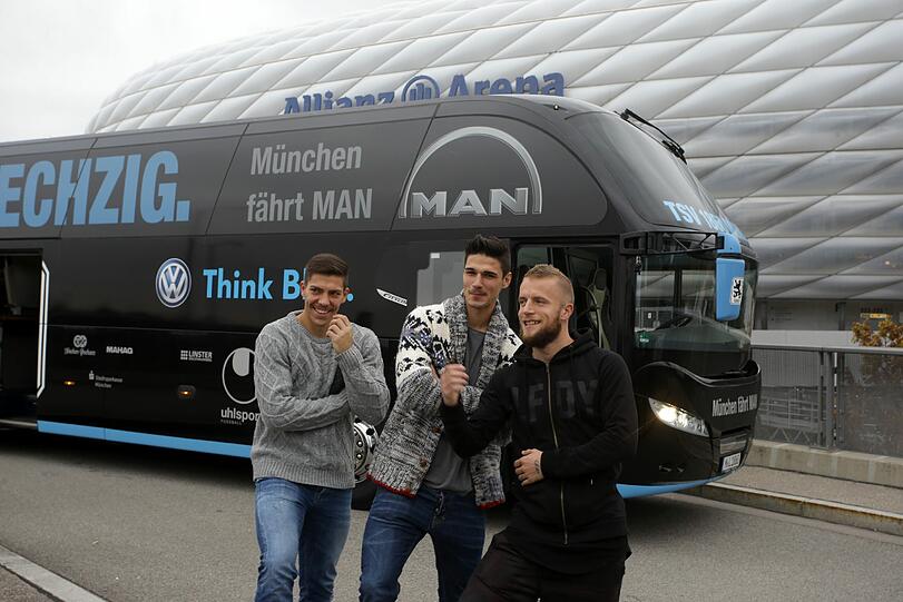 Die offizielle Einweihung des Mannschaftsbusses der Löwen.