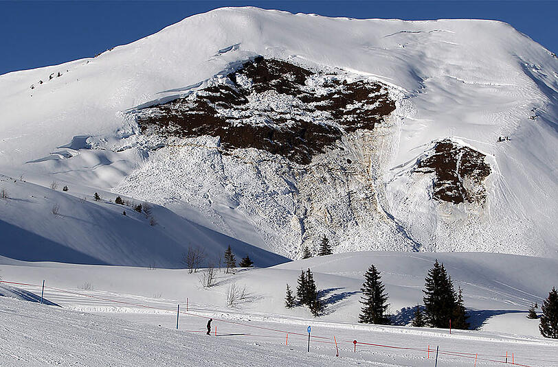 Neuschnee und starker Wind machen Skitouren in Hochlagen derzeit zu einem gefährlichen Unterfangen.
