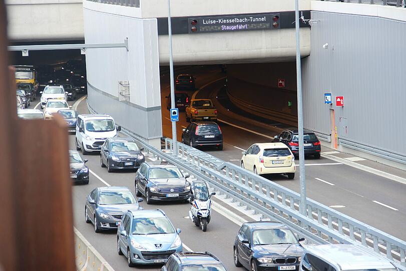 Stau am Luise-Kiesselbach-Tunnel: Ärgerlich für Autofahrer.