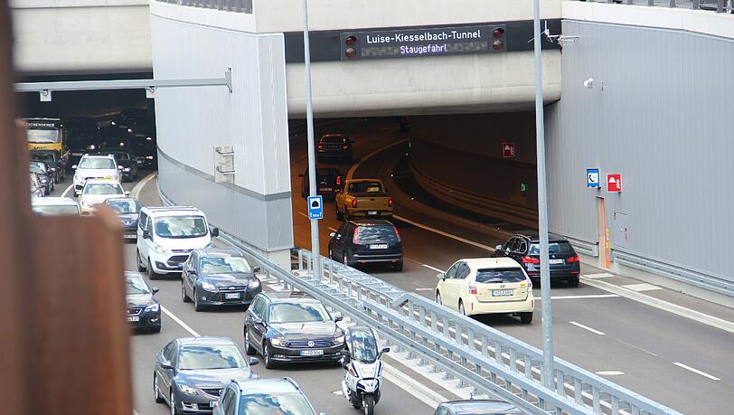 Stau am Luise-Kiesselbach-Tunnel: Ärgerlich für Autofahrer. Stau am Luise-Kiesselbach-Tunnel: Ärgerlich für Autofahrer.