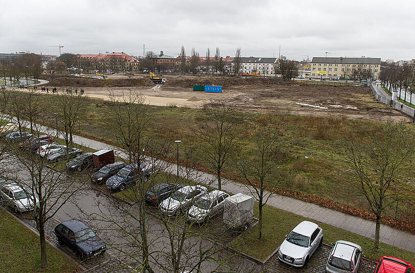 Auf dieser Brache entsteht bis 2021 das neue Strafjustizzentrum am Leonrodplatz. Im Vordergrund die Anita-Augspurg-Allee, rechts die Dachauer Straße.