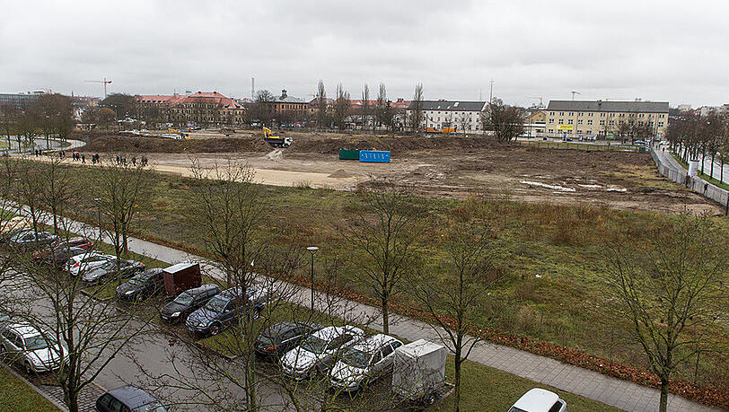 Auf dieser Brache entsteht bis 2021 das neue Strafjustizzentrum am Leonrodplatz. Im Vordergrund die Anita-Augspurg-Allee, rechts die Dachauer Straße. Auf dieser Brache entsteht bis 2021 das neue Strafjustizzentrum am Leonrodplatz. Im Vordergrund die Anita-Augspurg-Allee, rechts die Dachauer Straße.