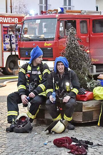 Bei einem Großbrand in einer Luxusautowerkstatt entstand erheblicher Sachschaden.