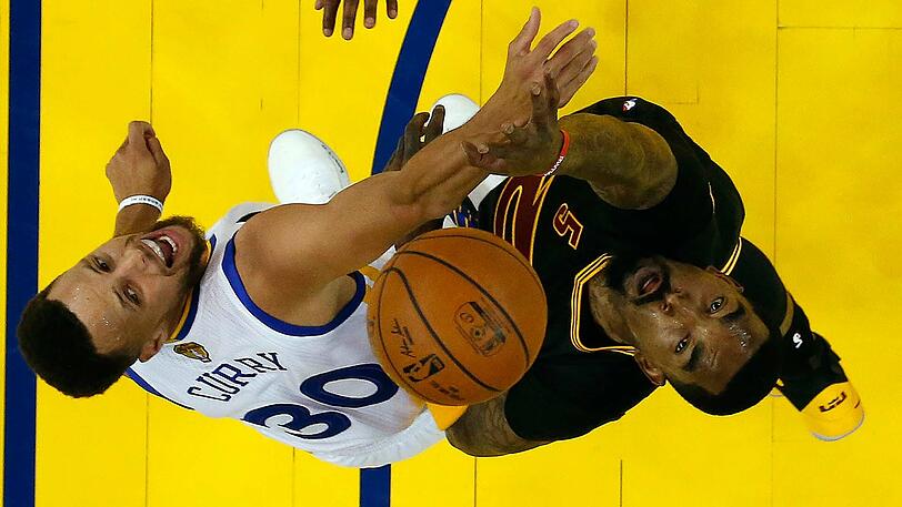 Kurz vor dem Gewinn der zweiten Meisterschaft innerhalb von drei Jahren: Stephen Curry (l.) und seine Golden State Warriors.