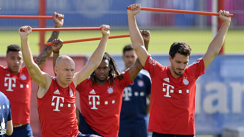 Dehnungsübungen von Arjen Robben, Renato Sanches und Mats Hummels.