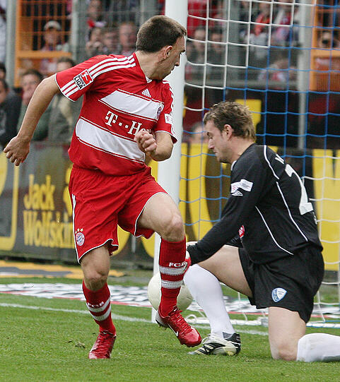 20. Oktober 2007: Ribéry trifft per Hackentrick gegen den VfL Bochum - rechts VfL-Keeper Jan Lastuvka.