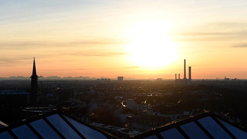 Vom Dach des Gasteig ist die Silhouette der Landeshauptstadt und das Heizkraftwerk bei Sonnenuntergang zu sehen.