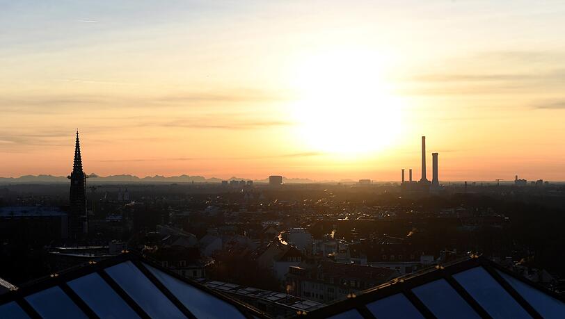 Vom Dach des Gasteig ist die Silhouette der Landeshauptstadt und das Heizkraftwerk bei Sonnenuntergang zu sehen. Vom Dach des Gasteig ist die Silhouette der Landeshauptstadt und das Heizkraftwerk bei Sonnenuntergang zu sehen.