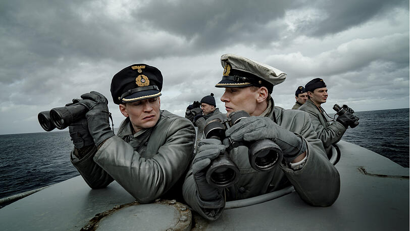 Unteroffizier August Wittgenstein (l.) und Rick Okon als Kapitänleutnant beobachten das Meer &ndash; und sich gegenseitig.