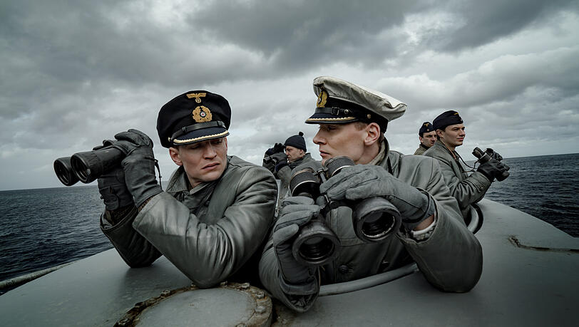 Unteroffizier August Wittgenstein (l.) und Rick Okon als Kapitänleutnant beobachten das Meer – und sich gegenseitig. Unteroffizier August Wittgenstein (l.) und Rick Okon als Kapitänleutnant beobachten das Meer – und sich gegenseitig.