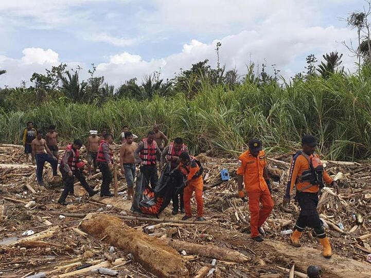 Rettungskräfte bergen in Sentani ein Opfer der Sturzflut.