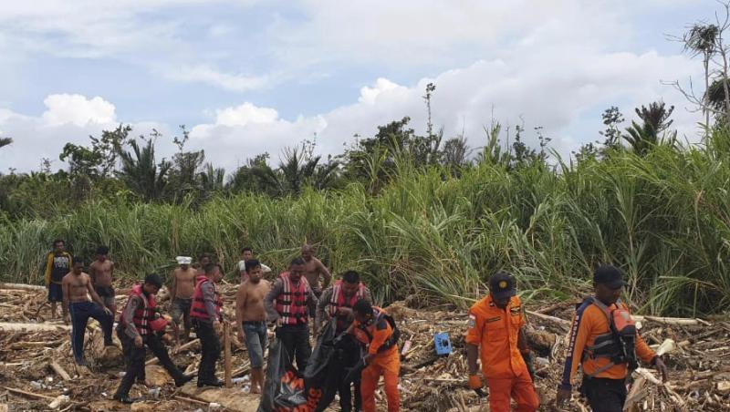 Rettungskräfte bergen in Sentani ein Opfer der Sturzflut. Rettungskräfte bergen in Sentani ein Opfer der Sturzflut.