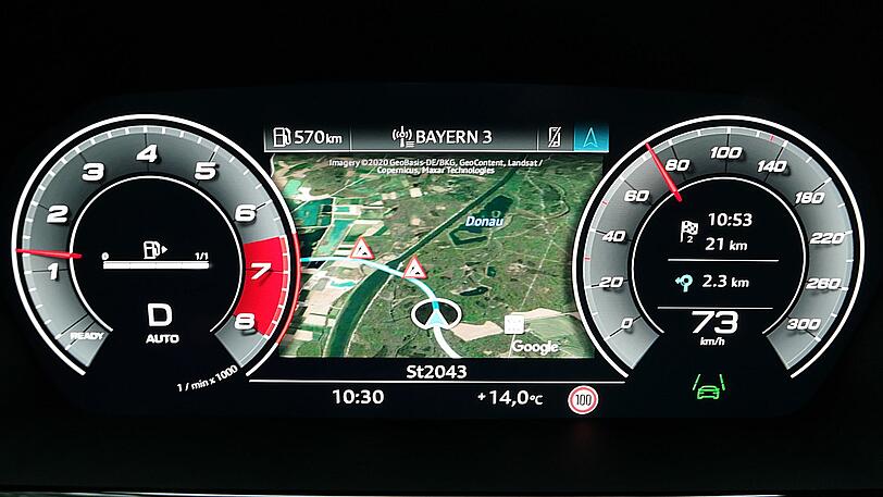 Perfekte Orientierung: Auf Wunsch wird die Navi-Karte zwischen Tacho und Drehzahlmesser eingeblendet.