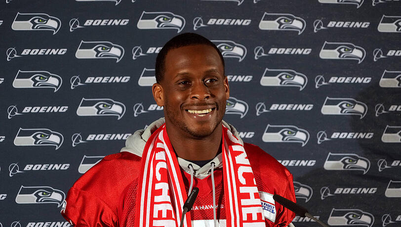 Seahawks-Quarterback Geno Smith sorgt auf der Pressekonferenz vor dem NFL-Spiel in München für einen Lacher. Seahawks-Quarterback Geno Smith sorgt auf der Pressekonferenz vor dem NFL-Spiel in München für einen Lacher.