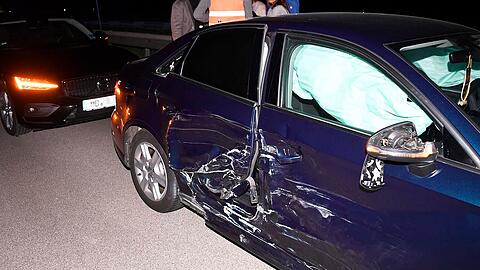 Am Donnerstagabend hat es auf der A8 außerhalb von München ordentlich gescheppert. Bei einem illegalen Rennen mit mehreren Teilnehmern hat ein 21-Jähriger die Kontrolle über seinen Audi A3 verloren.
