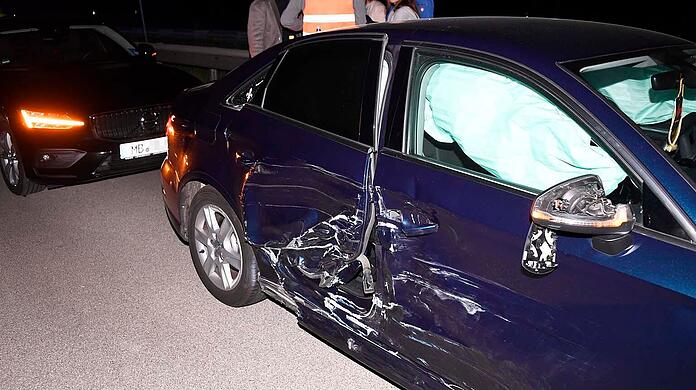 Am Donnerstagabend hat es auf der A8 außerhalb von München ordentlich gescheppert. Bei einem illegalen Rennen mit mehreren Teilnehmern hat ein 21-Jähriger die Kontrolle über seinen Audi A3 verloren.