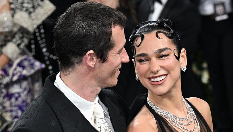 Ganz verliebt: Dua Lipa und Callum Turner bei der Met Gala.