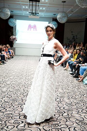 Bei seiner Modenschau am Mittwoch im The Charles Hotel zeigt der junge Münchner Designer Marcel Ostertag seine Kreationen - und präsentiert sie als Model gleich selbst. Prominente Gäste sind unter anderem Mirja Du Mont, Anika Scheibe, Lisa Martinek und Jutta Speidel.