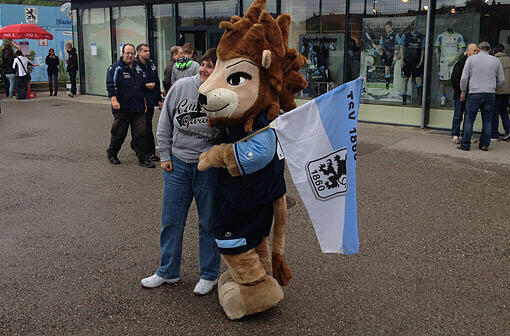 Dieser Fan schmiegt sich an das Löwen-Maskottchen.
