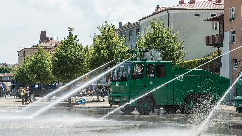 Nach dem Hochwasser werden die Straßen in Passau mit Wasserwerfern gereinigt und auch die Trinkwasser-Versorgung funktioniert wieder. Nach dem Hochwasser werden die Straßen in Passau mit Wasserwerfern gereinigt und auch die Trinkwasser-Versorgung funktioniert wieder.