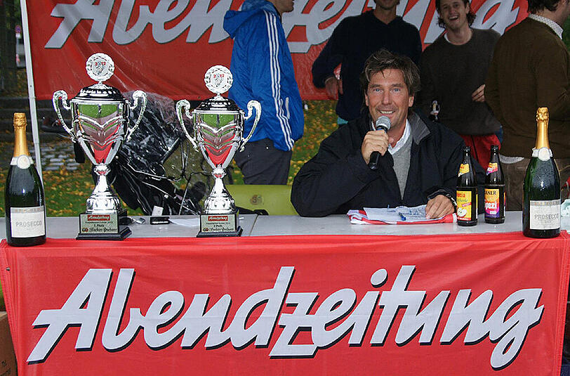 Stefan Schneider, Stadionsprecher des TSV 1860 und EHC Red Bull München: &bdquo;Man muss gar nicht lange drumherum reden: Die Münchner Zeitungslandschaft braucht die Abendzeitung. Ach, was sage ich: München braucht die AZ. Ganz viele Münchner sind mit der AZ aufgewachsen und groß geworden, für sie alle gehört die AZ zu München dazu. Für mich wäre es fast unvorstellbar gewesen, am Morgen aufzustehen, durch die Stadt zu laufen und keine AZ mehr in den Stummen Verkäufern zu sehen. Ich finde es großartig, dass die neue Abendzeitung jetzt ihr Einjähriges feiert. Sie hat nichts von ihrem Charme verloren, und ich hoffe, nein, ich bin mir sicher, dass wir noch viele Geburtstage zusammen begehen können.&ldquo;