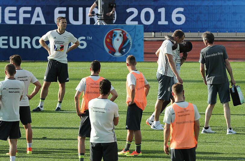 Verteidiger Antonio Rüdiger bleibt nach einem Zweikampf im Training liegen. Die Schock-Diagnose: Kreuzbandriss! Die Bilder.