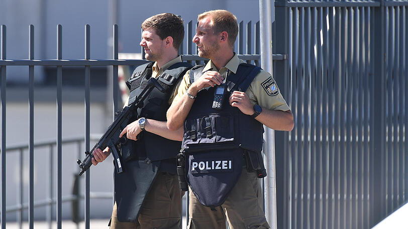 Der 37-jährige Täter wurde mittlerweile gefasst. Die Polizei hat das Gebiet um den S-Bahnhof großräumig abgesperrt.